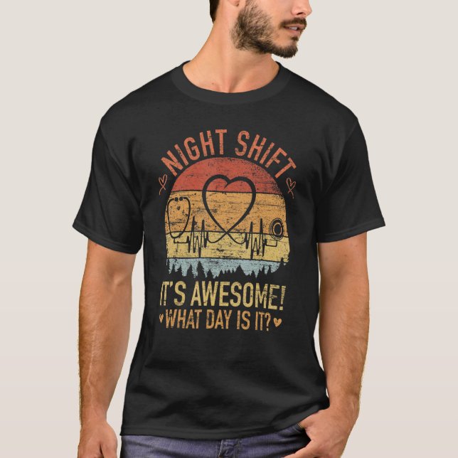 Camiseta Night Shift It's Awesome What Day Is It CNA RN  Nu (Frente)