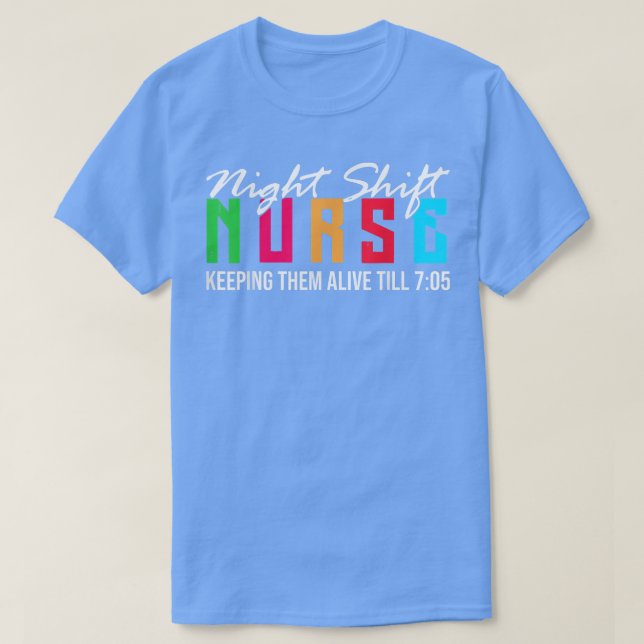 Camiseta Night Shift Nurse Keeping Em Alive till 705 T-Shir (Frente do Design)