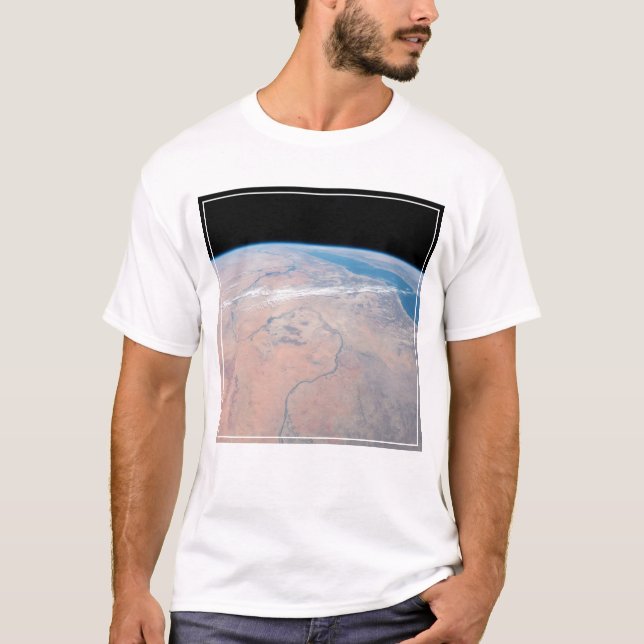 Camiseta Nile River Winding Para Baixo Ao Lado Do Mar Verme (Frente)