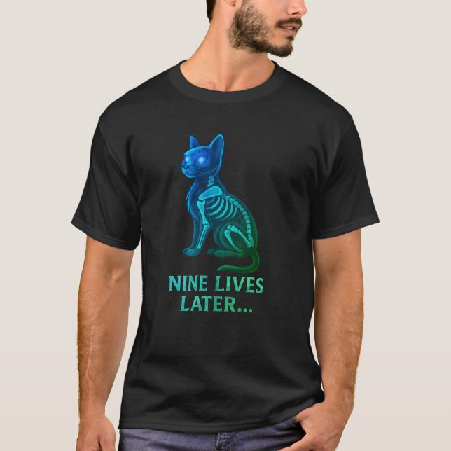 Camiseta Nine Lives Later – Funny Cat T-Shirt (Frente)