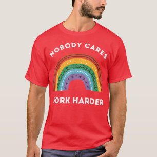 Camiseta Ninguém Cuida De Trabalhar Mais E Mais Engraçado, 