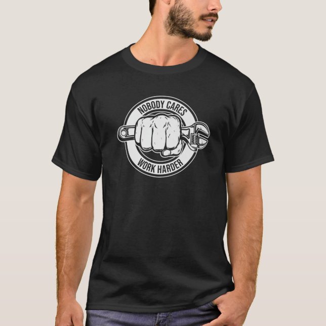 Camiseta Ninguém Cuida De Um Engenheiro Mecânico Muito Engr (Frente)