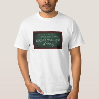 Camiseta Ninguém deve-lhe uma coisa! T-shirt