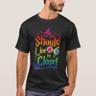 Camiseta Ninguém Deve Viver Em Um Arco-Íris LGBT Pride no A