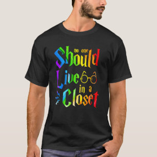 Camiseta Ninguém Deveria Viver Em Um Armário De Lgbt Pride