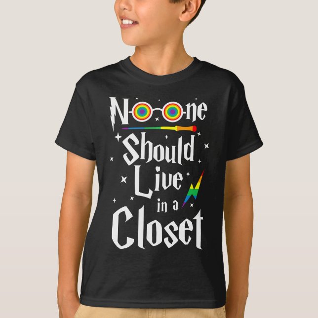Camiseta Ninguém Deveria Viver Em Um Armário LGBTQ Signific (Frente)