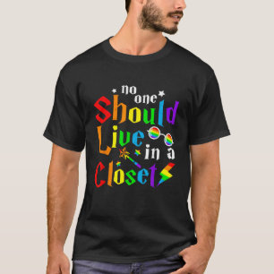 Camiseta Ninguém Deveria Viver Em Um Armário Orgulhoso Gay