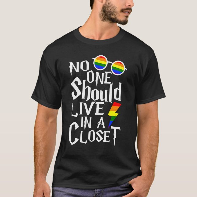 Camiseta Ninguém Deveria Viver Em Um Orgulho gay Q De Armár (Frente)