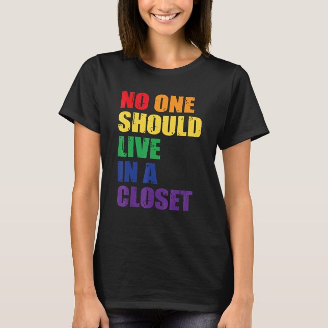 Camiseta Ninguém Deveria Viver Em Um Orgulho gay Q De Armár (Frente)