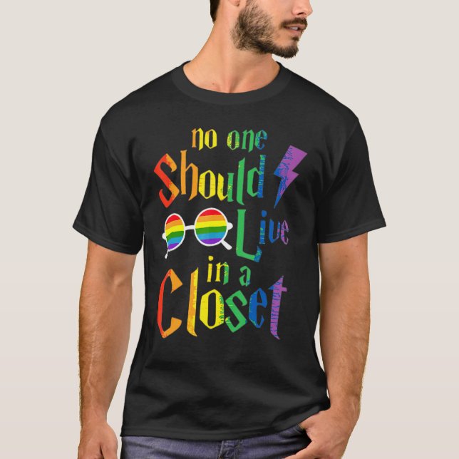 Camiseta Ninguém Deveria Viver Em Um Orgulho gay Q De Armár (Frente)