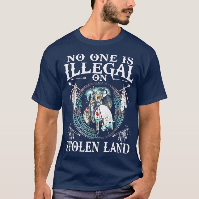 Camiseta Ninguém é ilegal em presentes de terra roubados na (Frente)