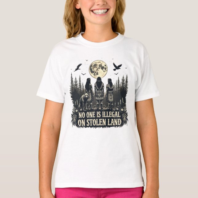 Camiseta Ninguém É Ilegal Em Terra Roubada. (Frente)