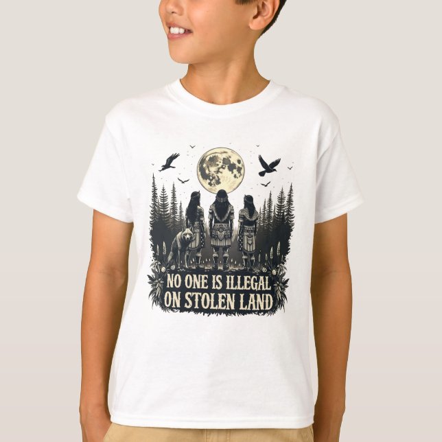 Camiseta Ninguém É Ilegal Em Terra Roubada. (Frente)