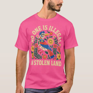 Camiseta Ninguém é ilegal em terra roubada. Caminhamos em n