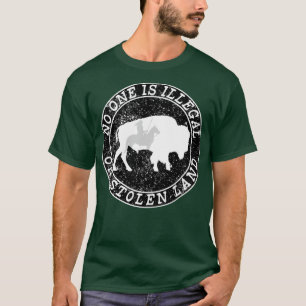 Camiseta Ninguém É Ilegal Em Terra Roubada Há Muito Tempo