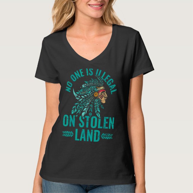 Camiseta Ninguém É Ilegal Em Terra Roubada Nativo Americano (Frente)
