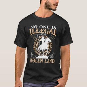Camiseta Ninguém É Ilegal em Terras Roubadas Que Dão Presen