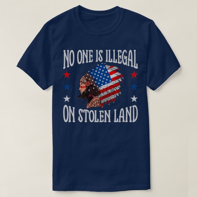 Camiseta Ninguém É Ilegal Na Terra Roubada Americana 1 (Frente do Design)