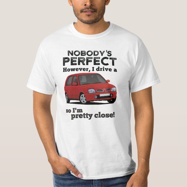 Camiseta Ninguém é perfeito com um Micra/March K11C (Frente)