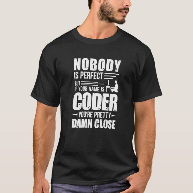 Camiseta Ninguém é perfeito, mas um codificador é Bonito pe (Frente)