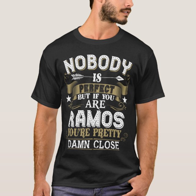 Camiseta Ninguém É Perfeito, Mas Você É O Nome Da Família R (Frente)