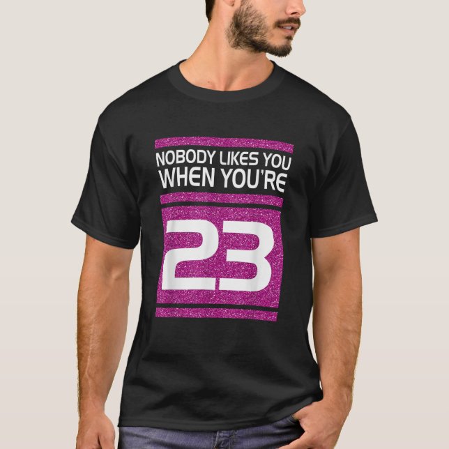 Camiseta Ninguém Gosta De Você Quando Você Tem 23 Dons Engr (Frente)