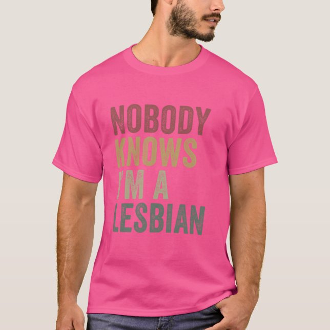 Camiseta Ninguém Me Conhece Como LGBTQ Engraçado Lésbica (Frente)