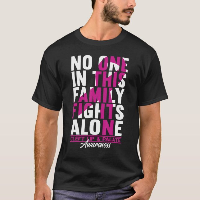 Camiseta Ninguém Nesta Família Luta Sozinho, Eu Esclarei O  (Frente)