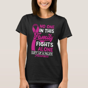 Camiseta Ninguém Nesta Família Luta Sozinho, Eu Esclarei O