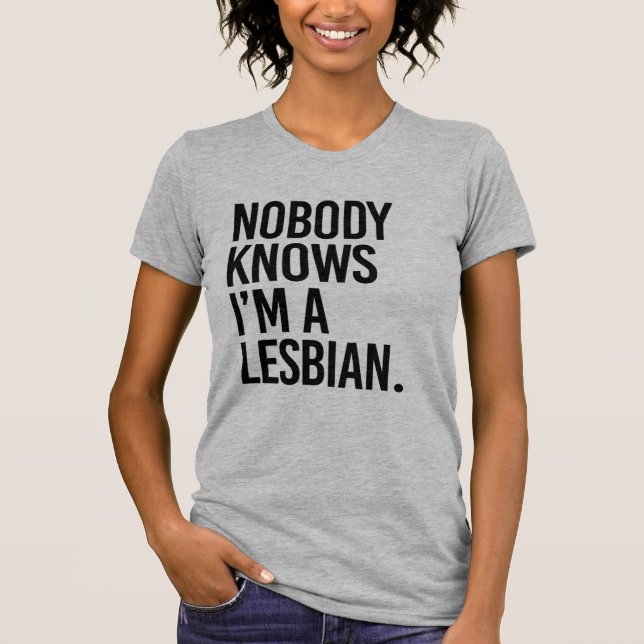 CAMISETA NINGUÉM SABE QUE SOU LÉSBICA (Frente)