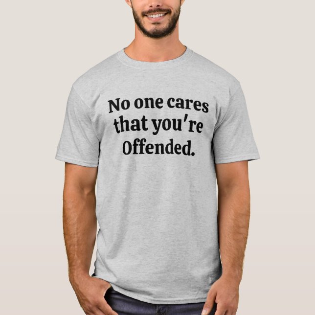 Camiseta Ninguém se importa que você esteja ofendido com T- (Frente)