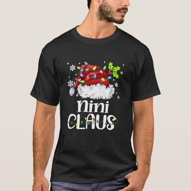 Camiseta Nini Claus Santa Hat Família de Natal Light Xmas (Frente)