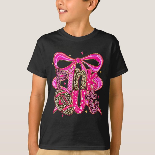 Camiseta Nk Out Breast Cancer Football Coquette Bow Mom Gir (Frente)