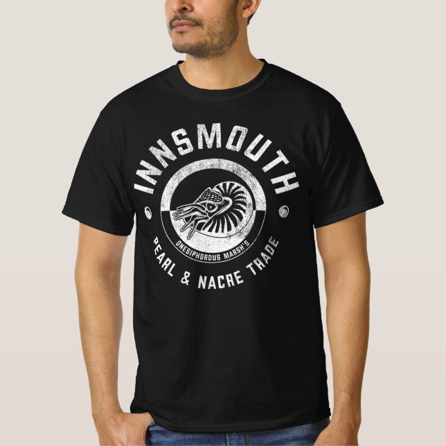 Camiseta Nnsmouth Marsh's Pearl Trade Lovecraft (Frente)