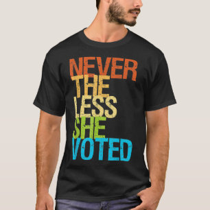 Camiseta No Entanto, Ela Votou Retro Levanta-Se E Votou-O