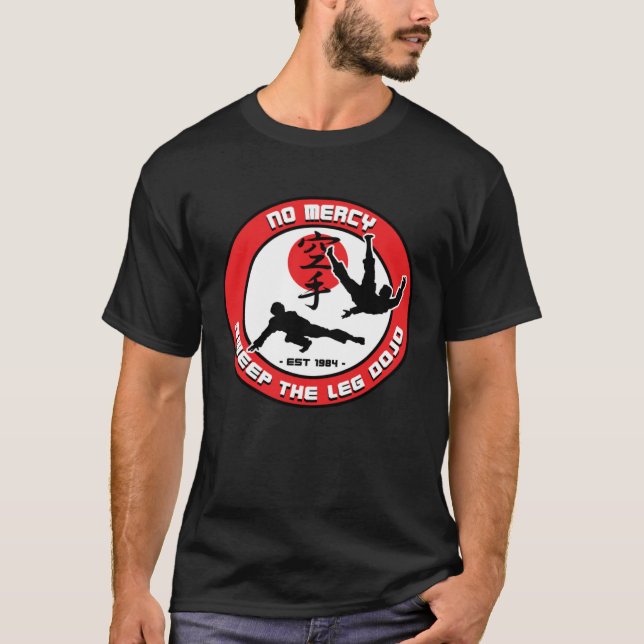 Camiseta NO MERCY SWEEP THE LEG DOJO Emblem Ver 2 (Frente)