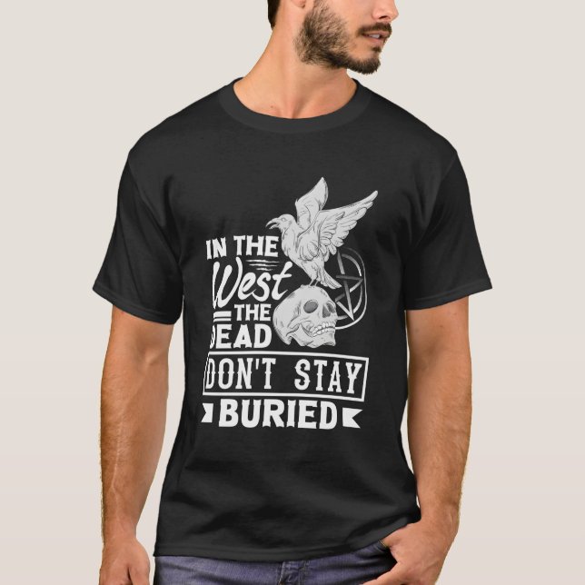 Camiseta No Ocidente O Morto Não Fica Enterrado Vaca Escura (Frente)