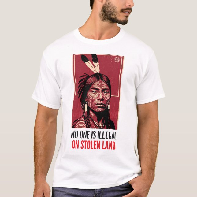 Camiseta No One Is Illegal on Stolen Land Indigenous Right (Frente)