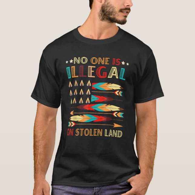 Camiseta No One Is Illegal On Stolen Land Native American P (Frente)