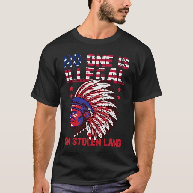 Camiseta No One Is Illegal On Stolen Land Native American U (Frente)