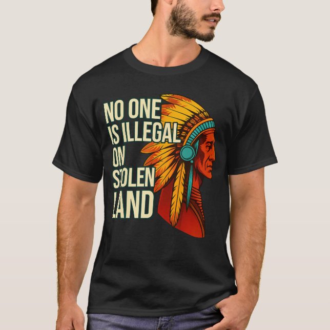 Camiseta No One Is Illegal On Stolen Land Native Americans  (Frente)