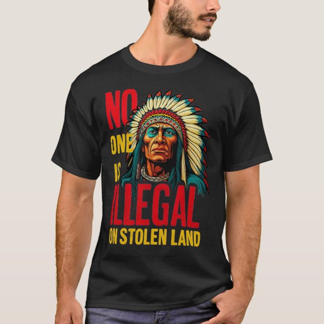 Camiseta No One Is Illegal on Stolen Land Native Americans  (Frente)
