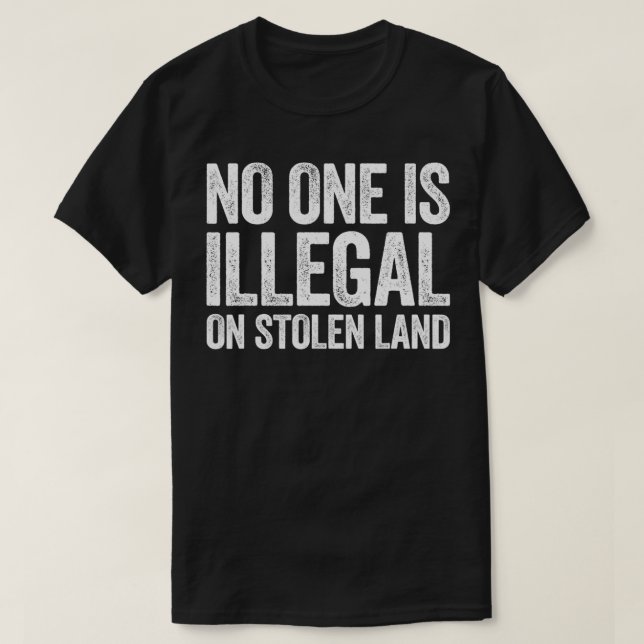 Camiseta No One Is Illegal On Stolen Land  Support Immigrat (Frente do Design)