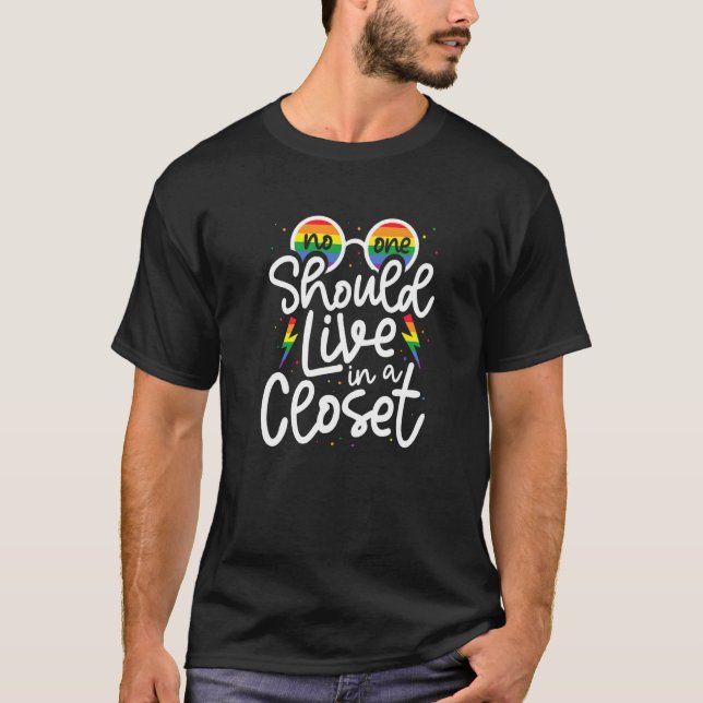 Camiseta No One Should Live In A Closet LGBTQ Gay Lesbian Q (Frente)