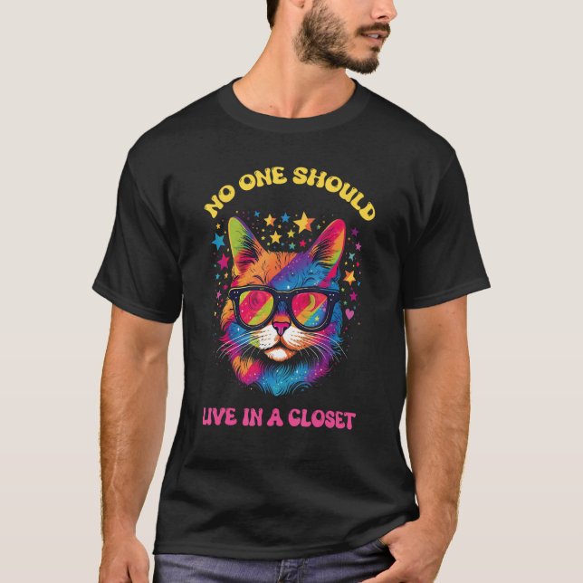 Camiseta No One Should Live In A Closet LGBTQ Gay Pride Cat (Frente)