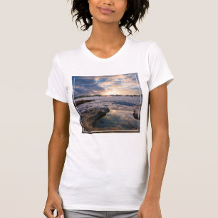 Camiseta No por do sol em uma poça
