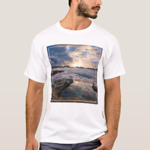Camiseta No por do sol em uma poça
