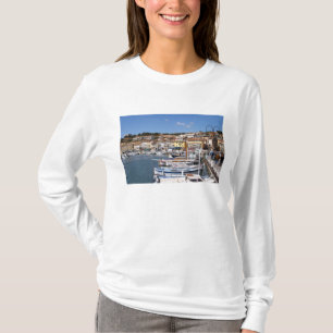 Camiseta No porto na vila de Cassis. Pesca e