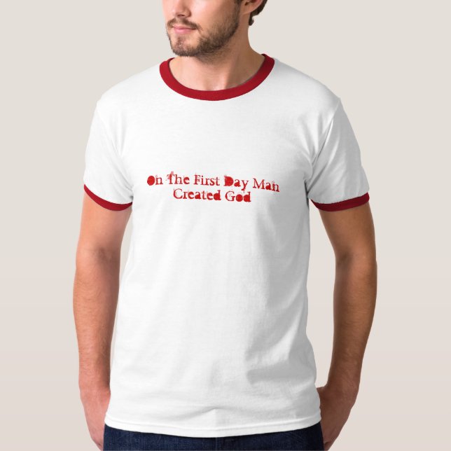Camiseta No primeiro dia o homem criou o deus (Frente)