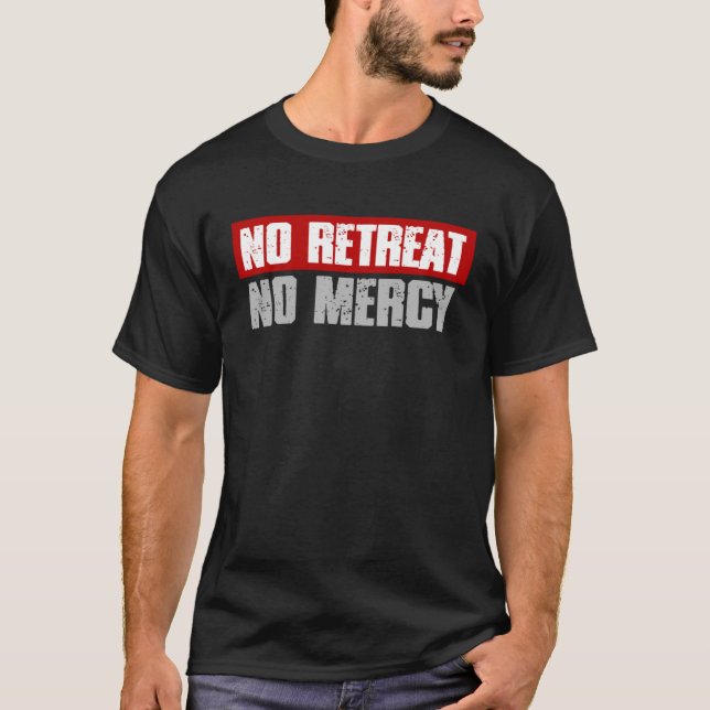 Camiseta NO RETREAT NO MERCY Bold Defiant Motivating (Frente)